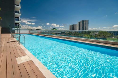 Sensational City Apartment with Lake Views — 4-Star Luxury Hotel in Canberra, Australia