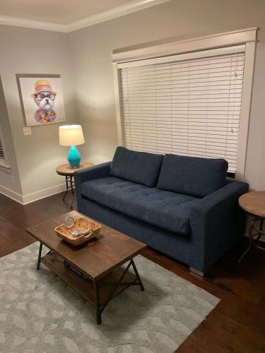 Elegant 4 King Belmont Retreat with 2 Living Rooms Walk to Belmont and Vanderbilt Near 12 South Music Row & The Gulch Large Dining Table Smart TVs Parking 24 Hr Hospitality in Nashville, United States