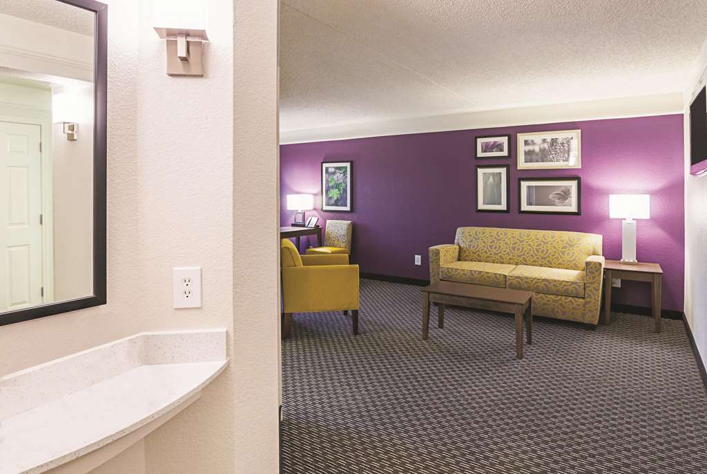 La Quinta Inn & Suites by Wyndham Fort Worth North - photo 34