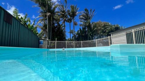Caves Getaway Pool Air conditioned and close to the beach — hotel in Caves Beach
