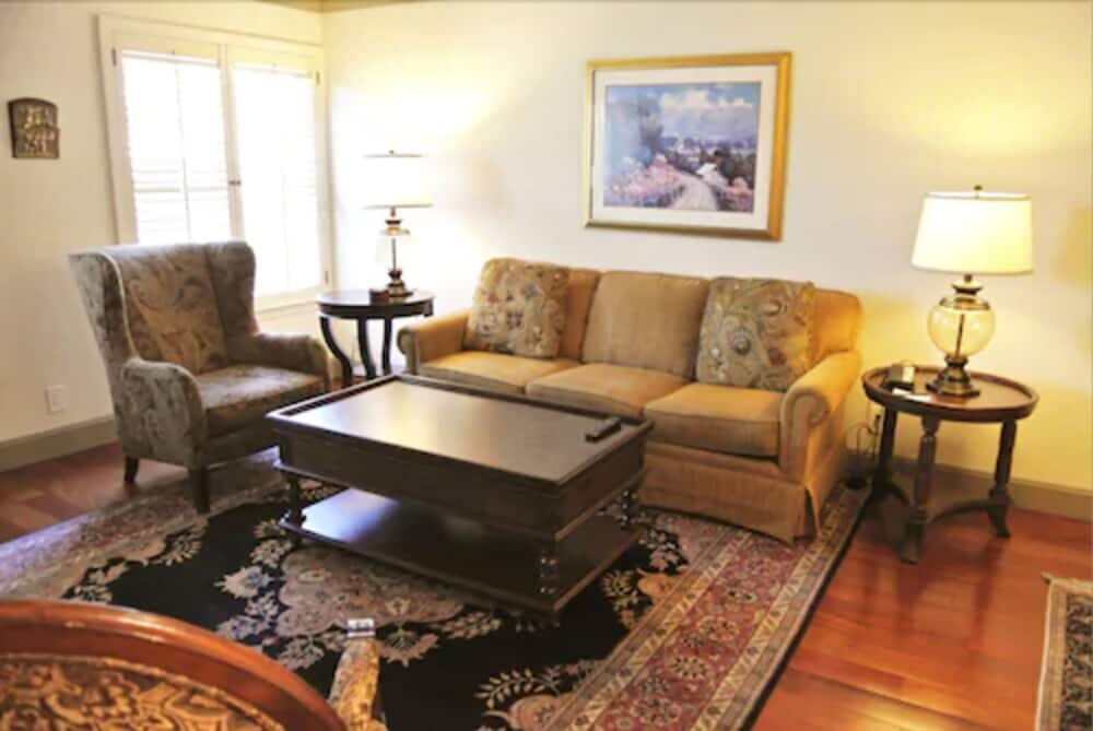 Cow Hollow Inn & Suites - photo 34