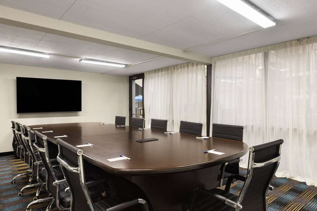 SureStay Plus Hotel by Best Western Kansas City Northeast - photo 4