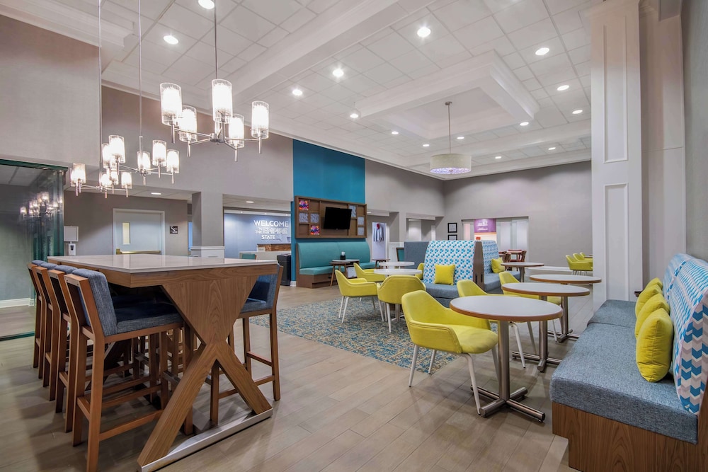 Hampton Inn East Aurora - photo 41