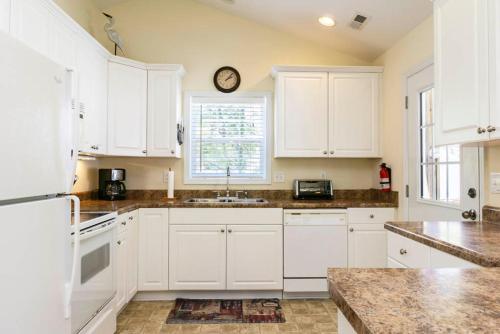 Island Delight by Oak Island Accommodations - photo 22