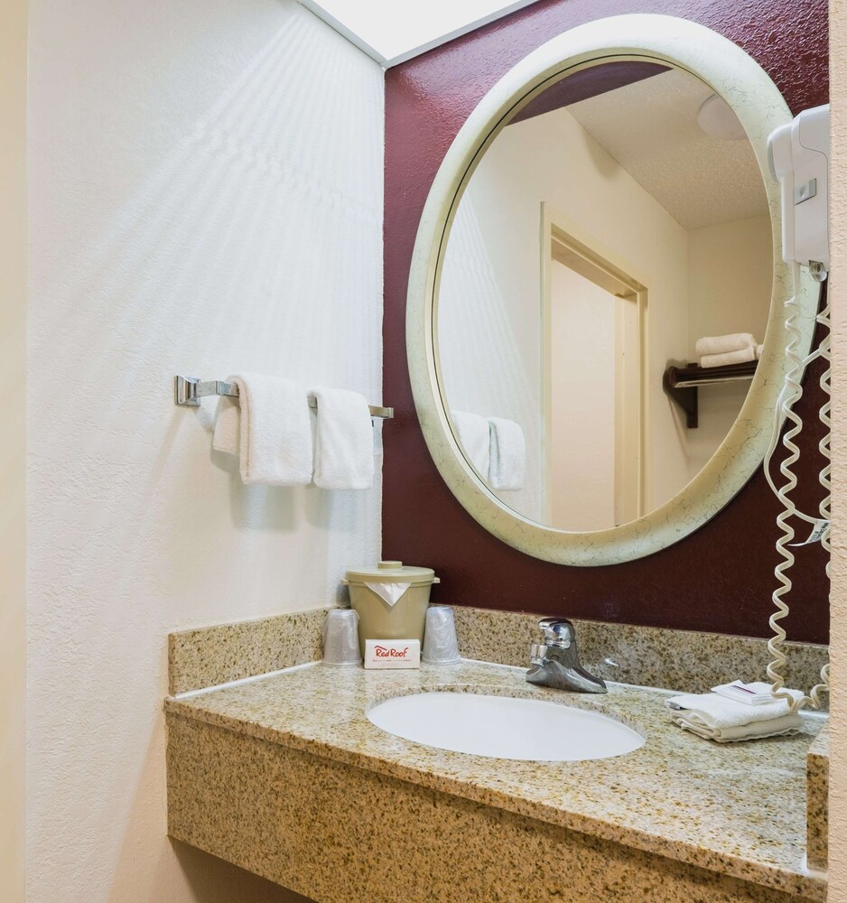 Red Roof Inn & Suites Savannah Gateway - photo 18