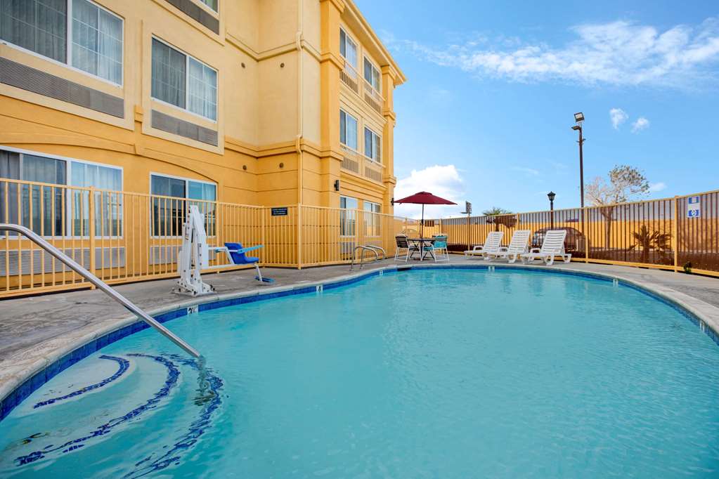 La Quinta Inn & Suites by Wyndham Hesperia Victorville - photo 9