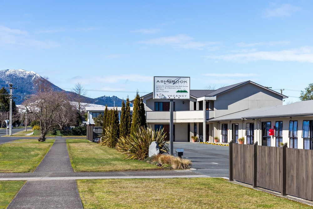 Ashbrook Motel Taupo — 4-Star Luxury Hotel in Taupo, New Zealand