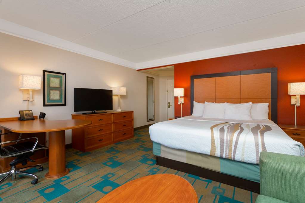 La Quinta Inn & Suites by Wyndham Lakeland West - photo 21