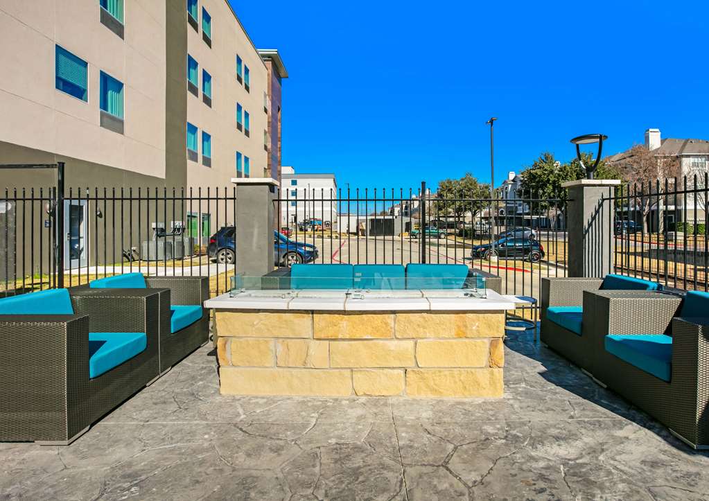 La Quinta Inn & Suites by Wyndham DFW West Glade Parks - photo 30