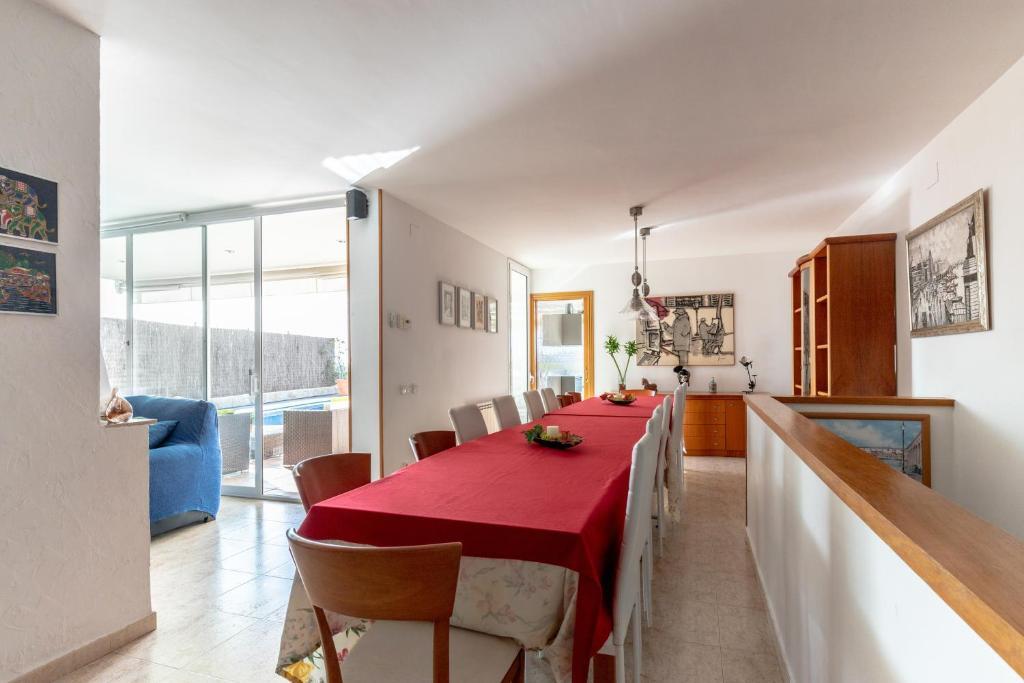 Villa Med A 2 kilometros andando de la playa del puerto de Aguadoç y a 4 del centro de Sitges Muy Soleada todo el dia Capacidad superior a 16 personas NO REQUIERE COCHE — 4-Star Luxury Hotel in Sitges, Spain