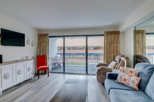 Condo w Pool Views Amenities — 4-Star Luxury Hotel in Myrtle Beach, United States