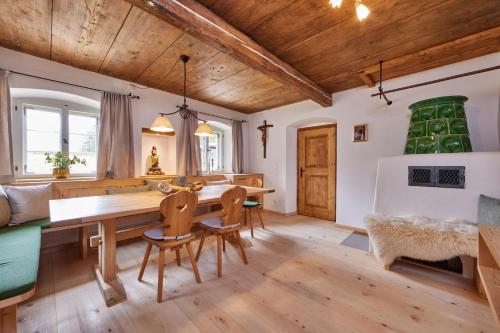 Haus Hoamat Almrausch — 4-Star Luxury Hotel in Farchant, Germany