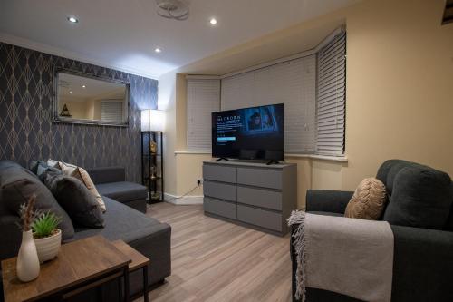 Cosy 1 Bedroom Basement Apartment With Private Patio Area — 4-Star Luxury Hotel in London, United Kingdom