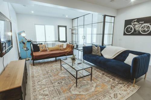 NYC Loft Inspired 12 mins to WEM Vintage arcade in Edmonton, Canada