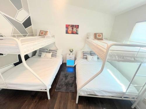 Dream Vacation Home w Heated Pool Close to Beaches Clearwater St Pete Quiet with Big Backyard — 4-Star Luxury Hotel in Seminole, United States