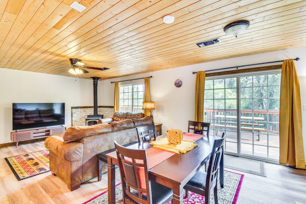 Sierra Serenity: Scenic Mtn Escape w Game Room in Oakhurst, United States