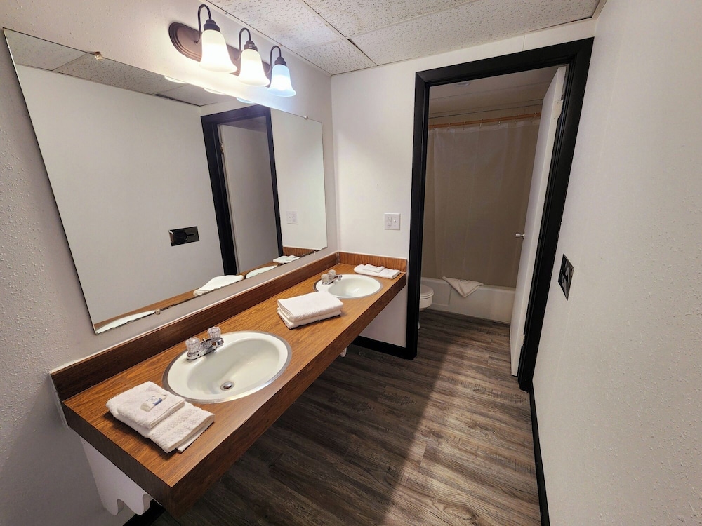 The Hastings Inn Salina - photo 10