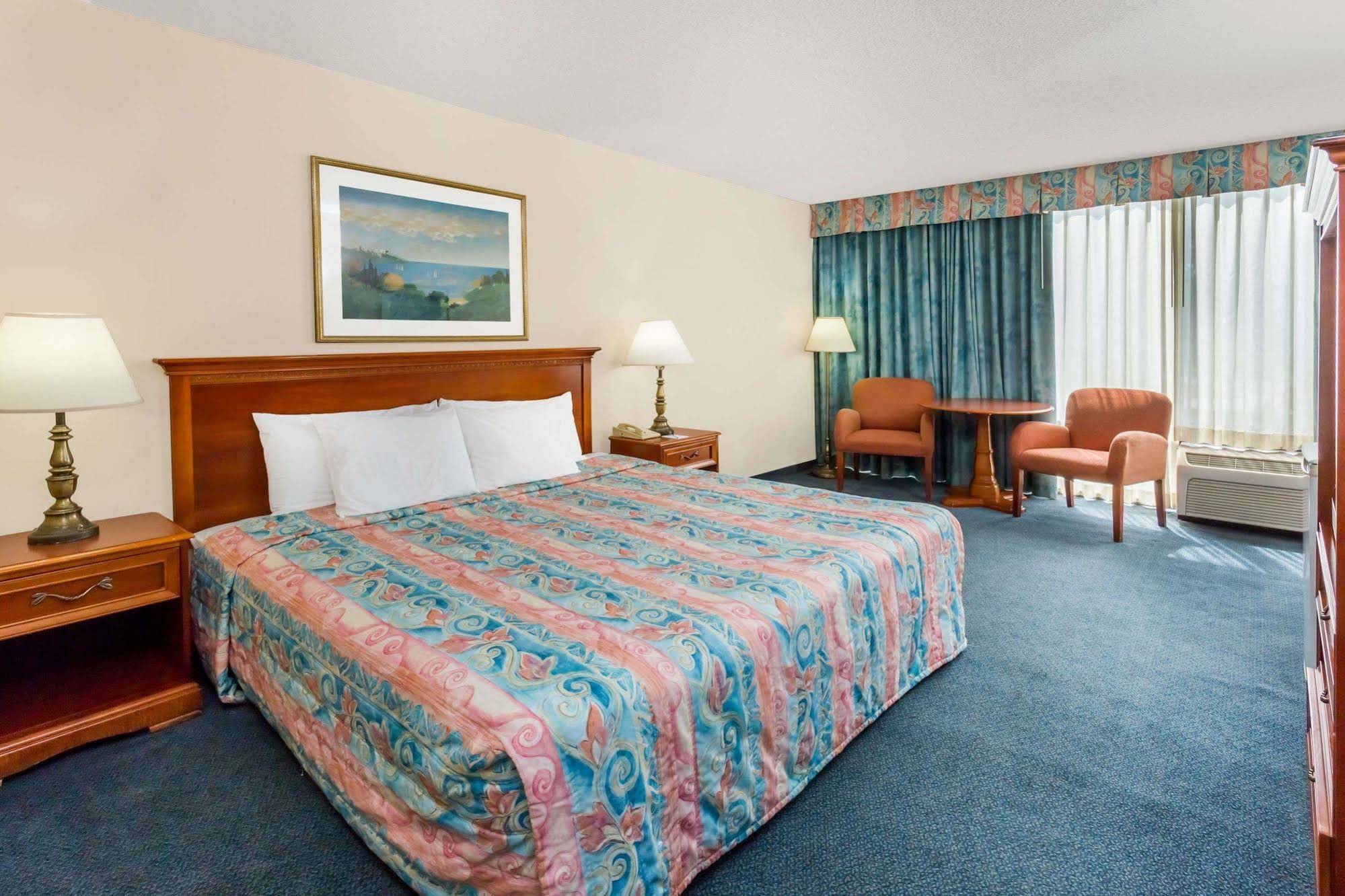 Travelodge Peoria Hotel And Conference Center - photo 14