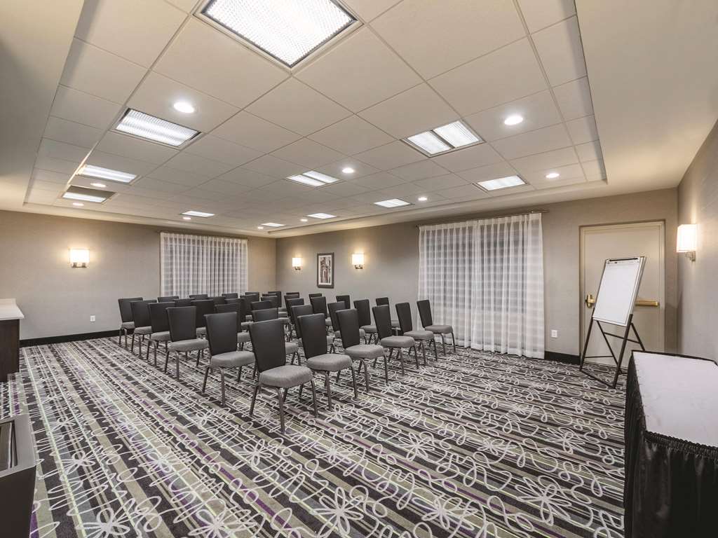La Quinta Inn & Suites by Wyndham San Antonio Downtown - photo 38
