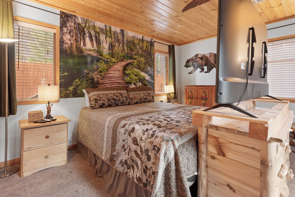 G&P Moonridge Hot Tub Smart TV’s Fully Fenced and Minutes to the Slopes in Big Bear Lake, United States