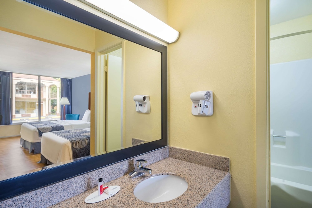 Days Inn by Wyndham Statesville - photo 11