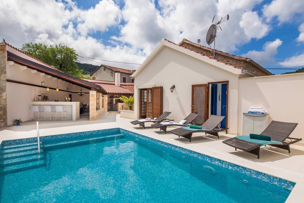 Villa Jasmine — 4-Star Luxury Hotel in Stari Grad, Croatia