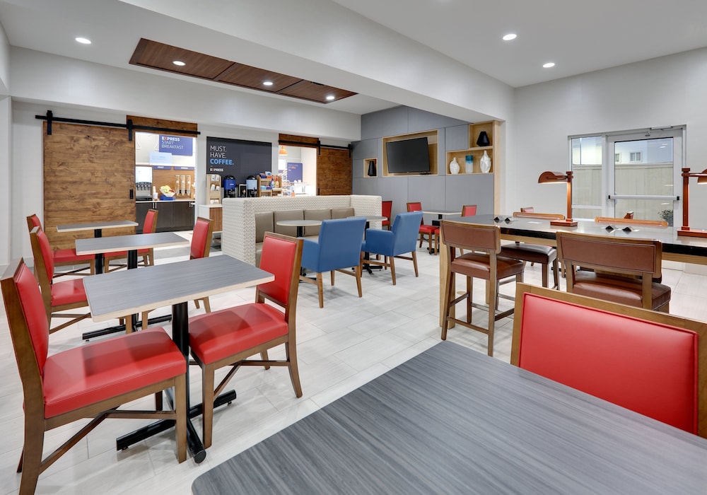 Holiday Inn Express Hotel & Suites Cleburne by IHG - photo 39