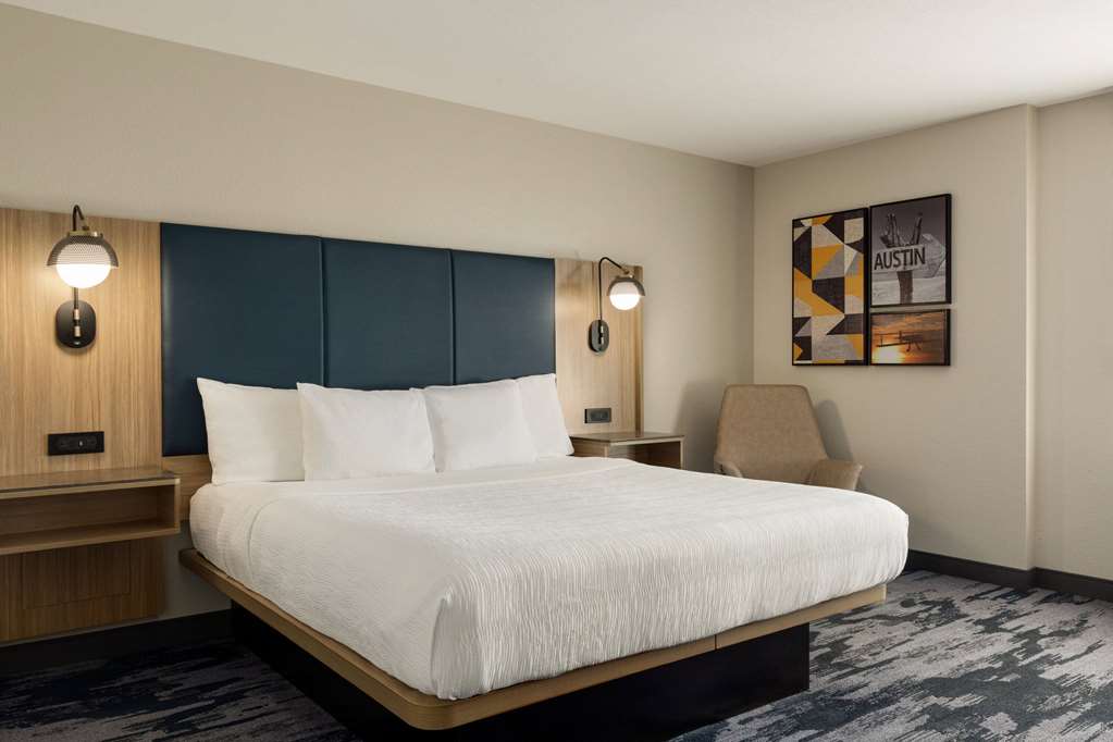 La Quinta Inn & Suites by Wyndham Austin Southwest - photo 30
