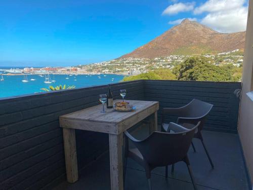 Lock up & go apt w great views in Simons Town