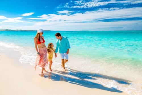 Walk to the Beach at Sunny Isles — 4-Star Luxury Hotel in Miami Beach, United States
