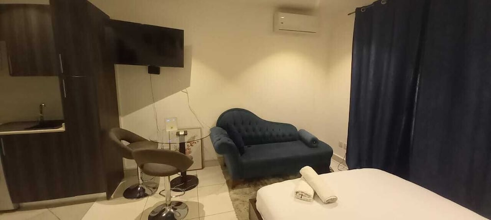 Bizzi studio ad Legationis Hortos in Accra, Ghana