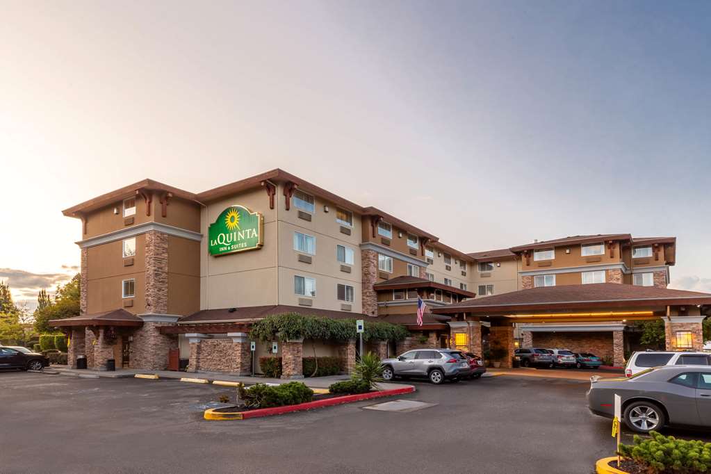 La Quinta Inn & Suites by Wyndham Vancouver - photo 2