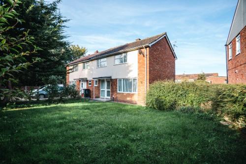 Queens Drive Long Stays Free Parking Sleeps 7 — Swindon