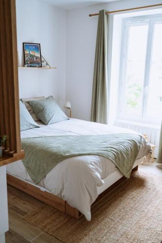 Superbe Studio Renove Proche Metro Avec Garage — hotel in Oullins