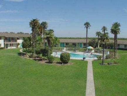 99 Palms Inn & Suites — hotel in Tulare