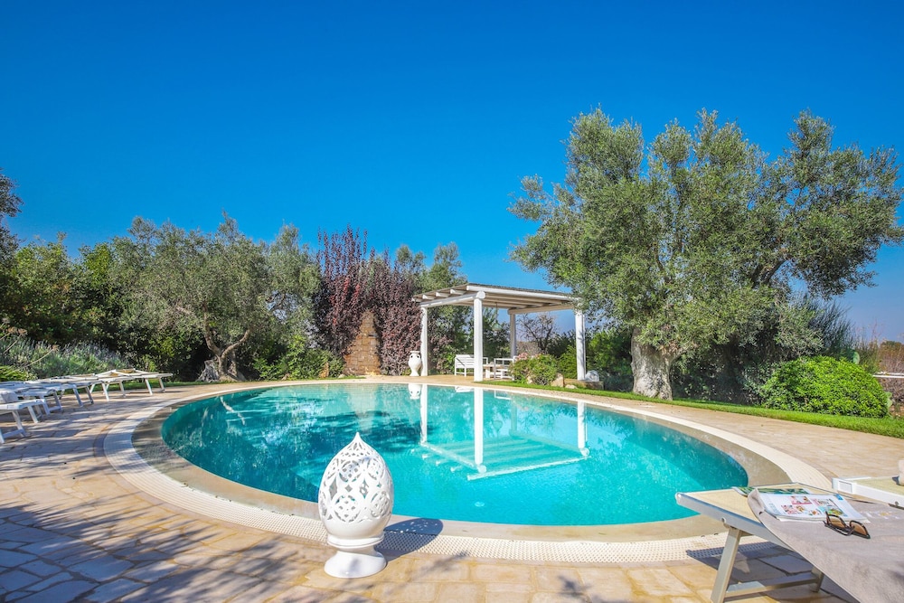 TD Il Vecchio Fienile Outdoor Kitchen with Pool View — 4-Star Luxury Hotel in Polignano A Mare, Italy