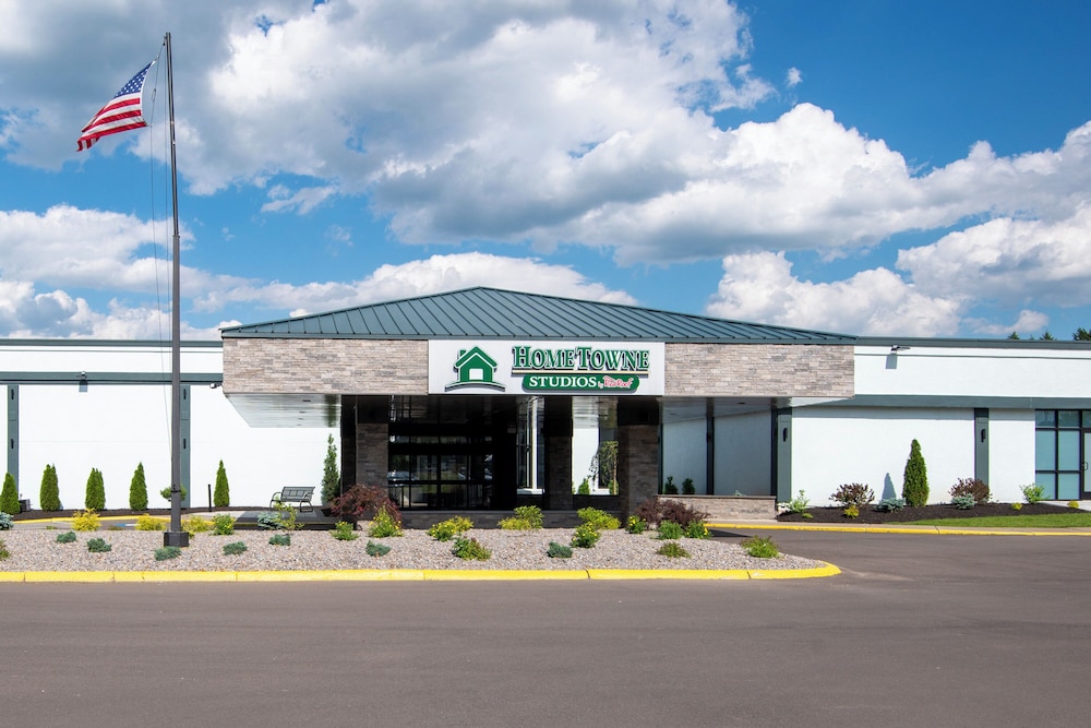 HomeTowne Studios by Red Roof & Conference Center Cortland - photo 42