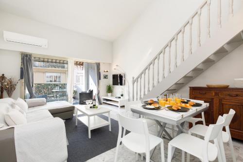 Nomad Yourhosthelper in Cannes, France