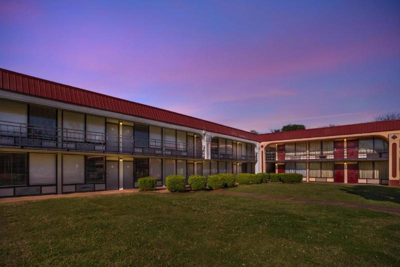 HomeTowne Studios by Red Roof Montgomery Midtown - photo 3