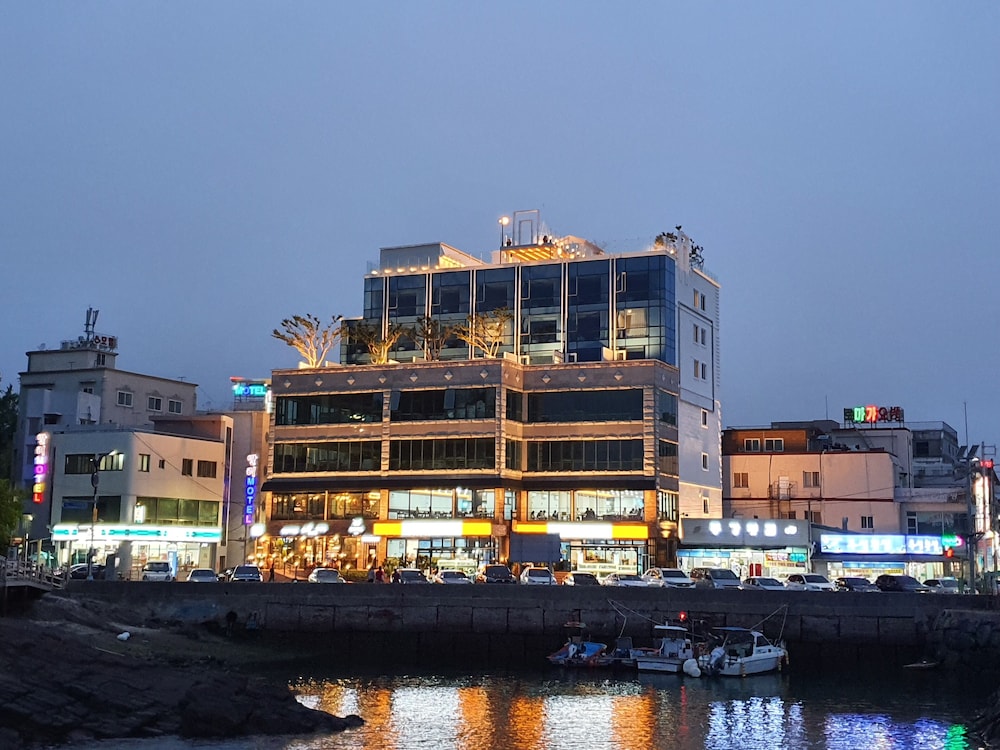 Owl Hotel - last minute hotel in Unknown City