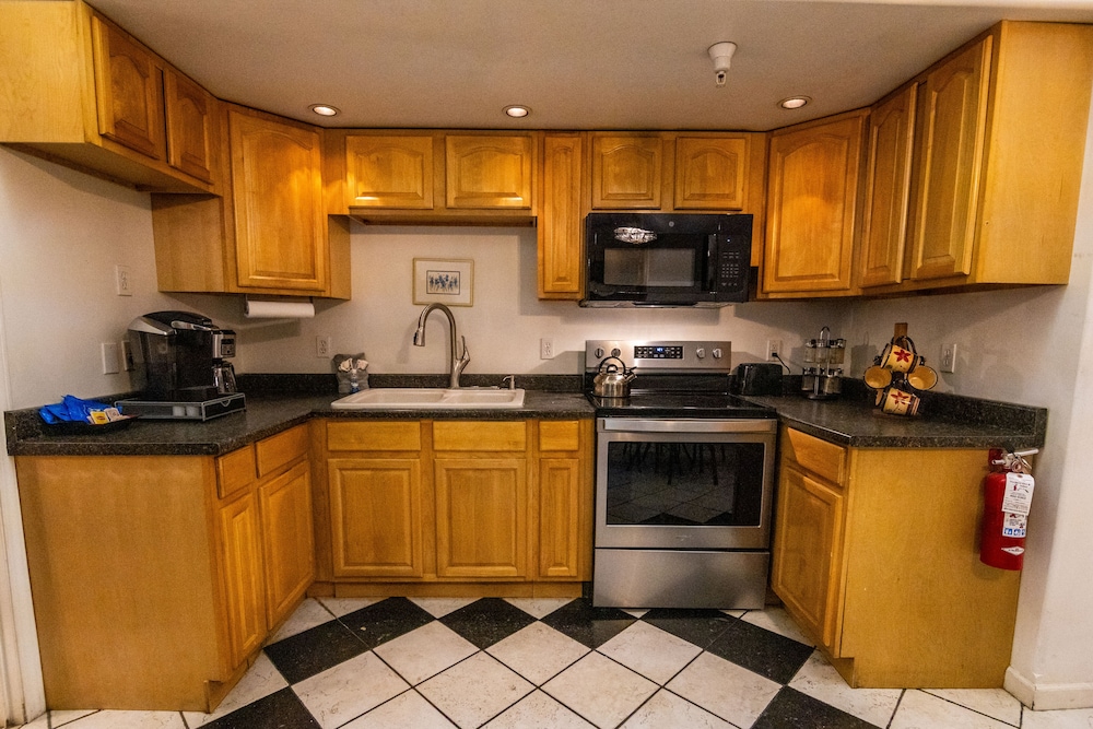 7 Gables Inn & Suites - photo 36