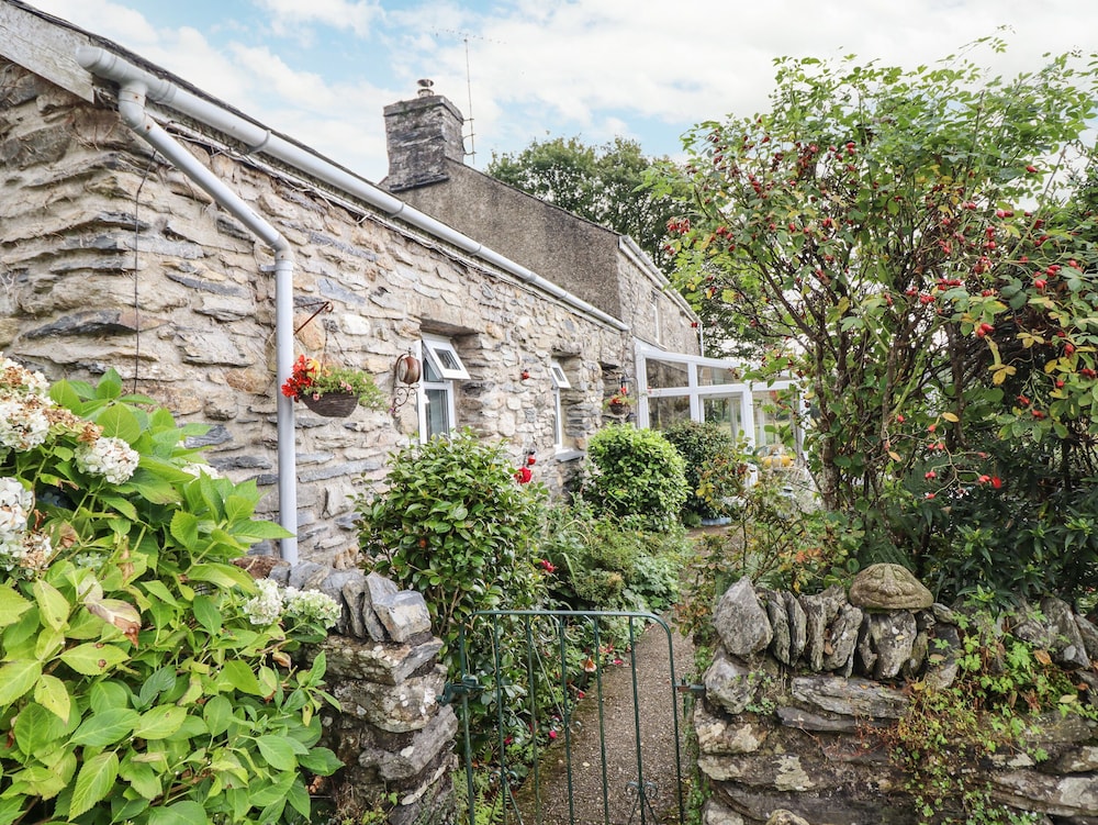 Cwm Caeth Cottage — 4-Star Luxury Hotel in Caernarfon, United Kingdom