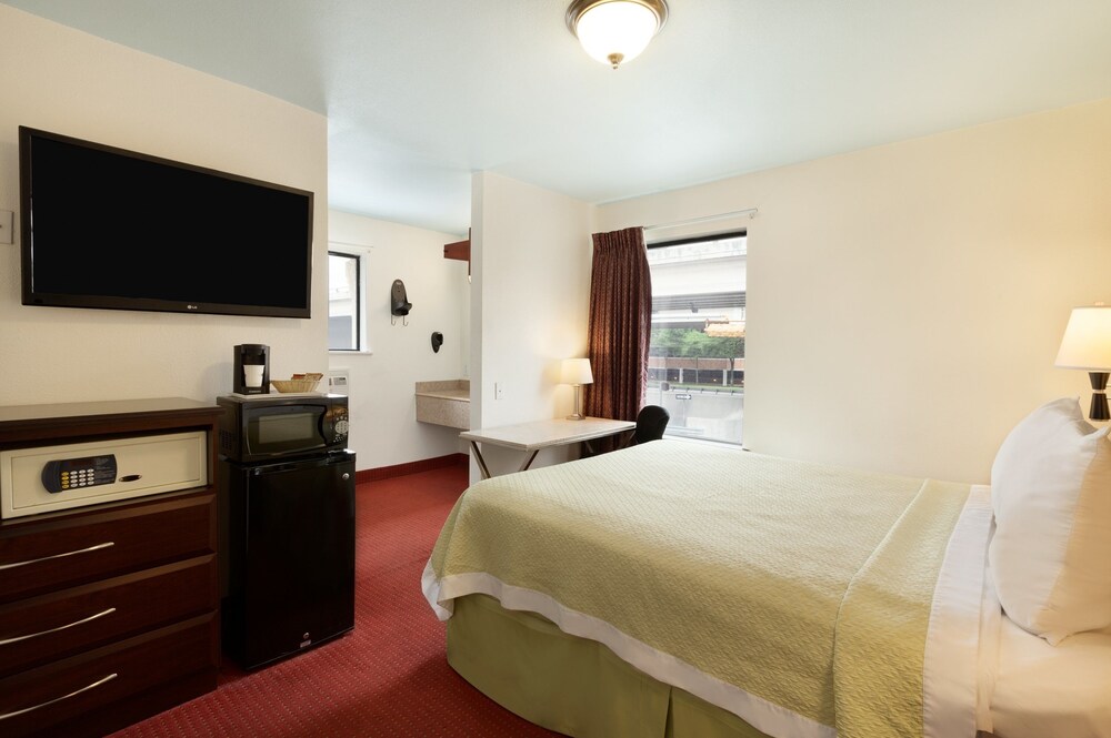 Days Inn By Wyndham Austin University Downtown - photo 7