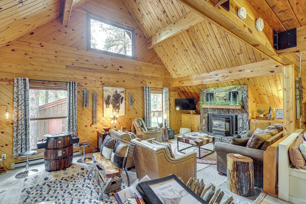 Hot Tub Arcade Table: Spacious Retreat in Lead in Lead, United States