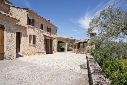 Rustic house with views to the Pollensa mountains by Renthousing — 4-Star Luxury Hotel in Pollenca, Spain