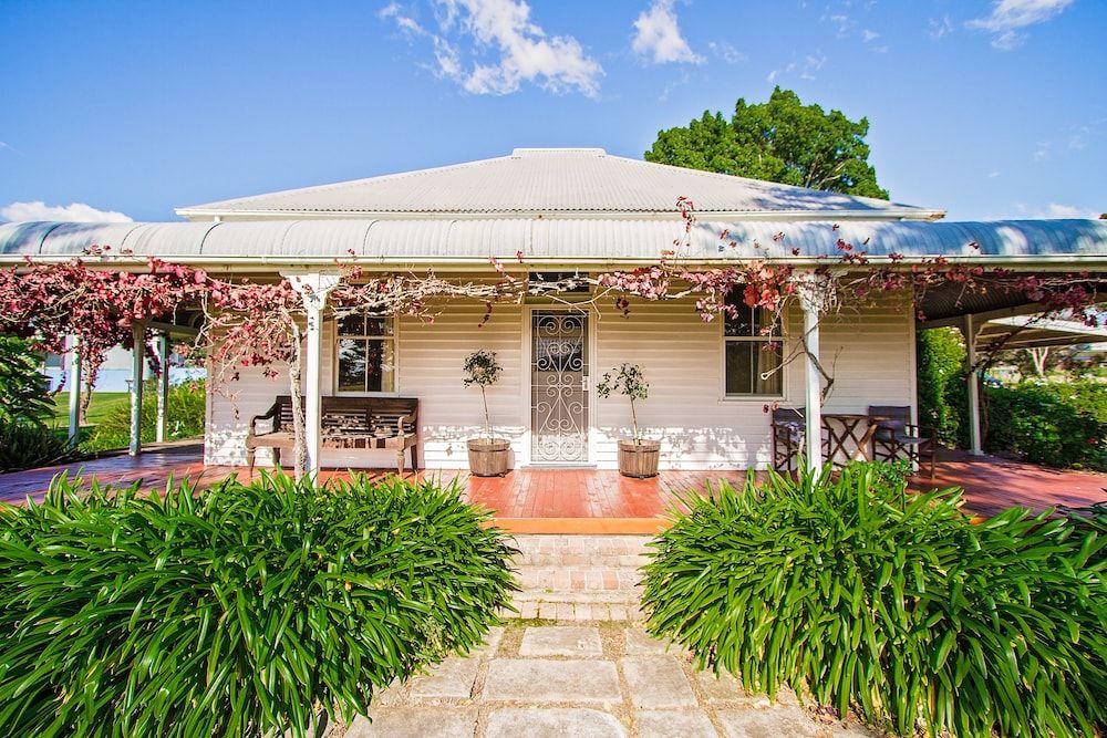Pooles Rock Vineyard Accommodation — 4-Star Luxury Hotel in Pokolbin, Australia