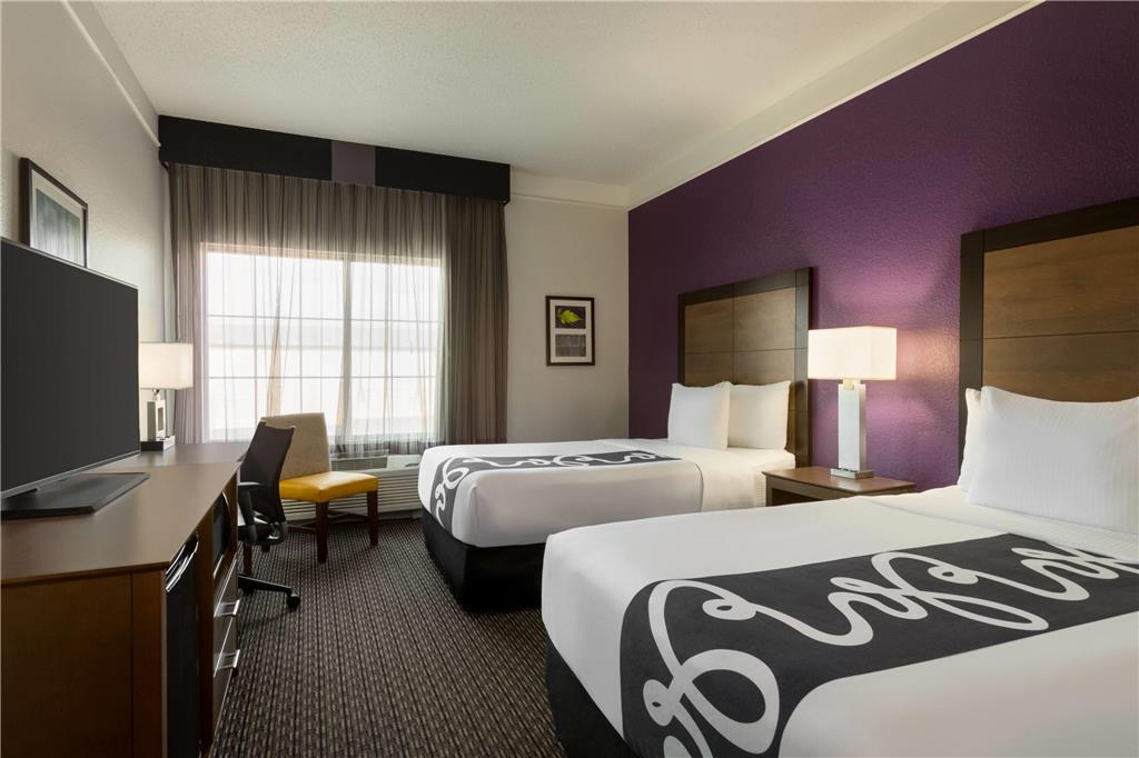 La Quinta Inn & Suites by Wyndham Arlington North 6 Flags Dr - photo 25