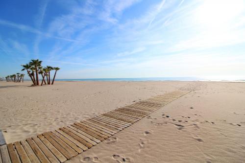 Global Properties Moderno apartamento con 2 terrazas y 3 habitaciones — 4-Star Luxury Hotel in Canet D'en Berenguer, Spain