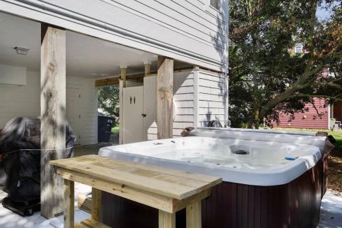 Amazing Sunsets Hot Tub & Flex Stays in Kill Devil Hills, United States