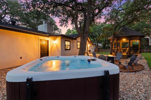 The 309 Retreat Hot Tub & Fire Pit in Fredericksburg, United States